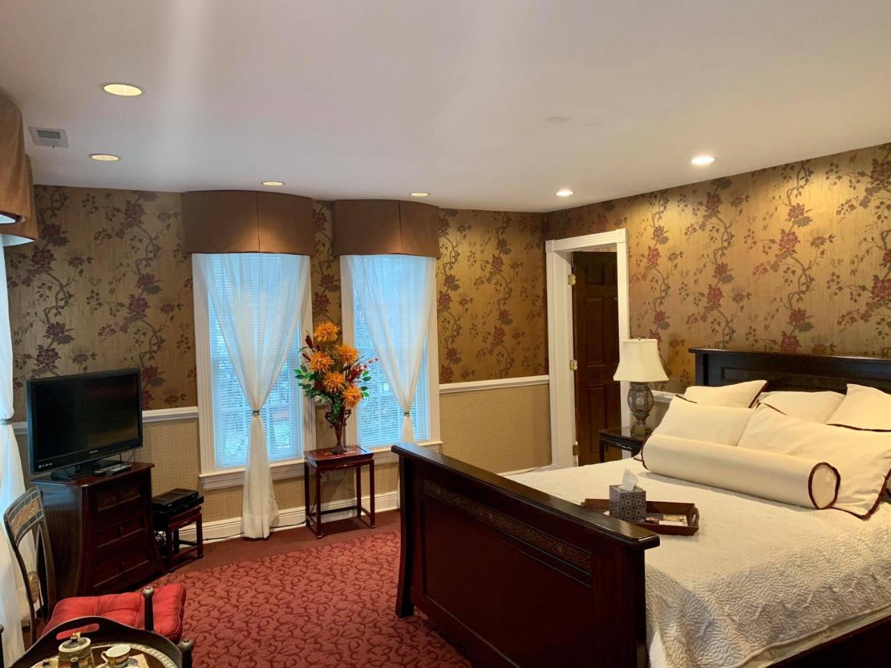 Bed and Breakfast The Lake Manor Morgantown Экстерьер фото